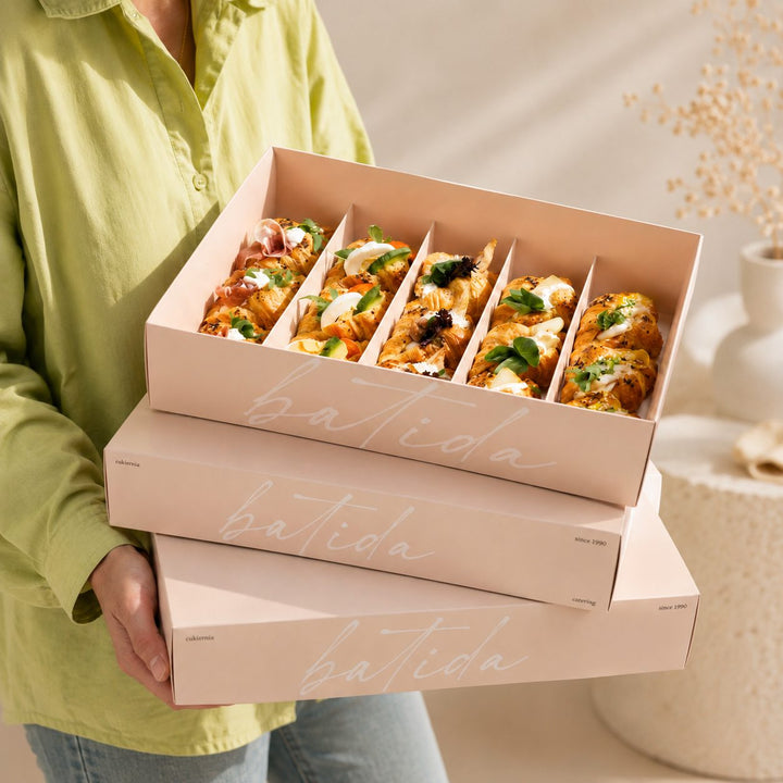 Batida-Snackset in einer rosa Schachtel, in den Händen gehalten