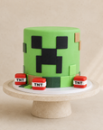 Minecraft-Torte von Batida - grüne Torte mit Pixeldekoration und Creeper-Motiv