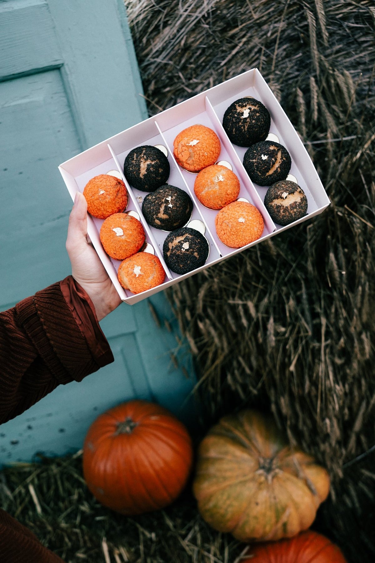 Zestaw 12 mini ptysi Halloween - pomarańczowe i czarne w pudełku