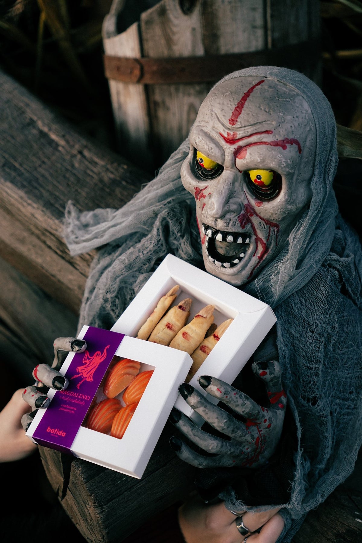 Praliny Madeleine Pistacja i paluchy wiedźmy w halloweenowej scenerii