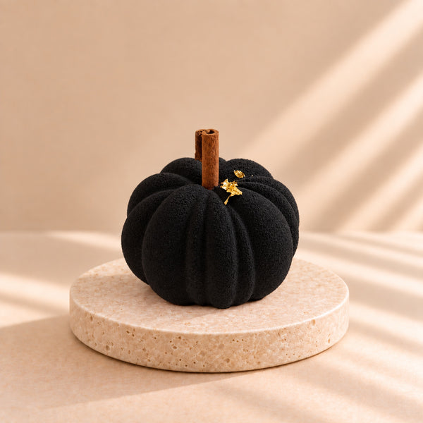 Pumpkin Latte Black - czarna monoporcja w kształcie dyni z laską cynamonu