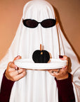 Duch trzyma talerz z czarną monoporcją Pumpkin Latte Black