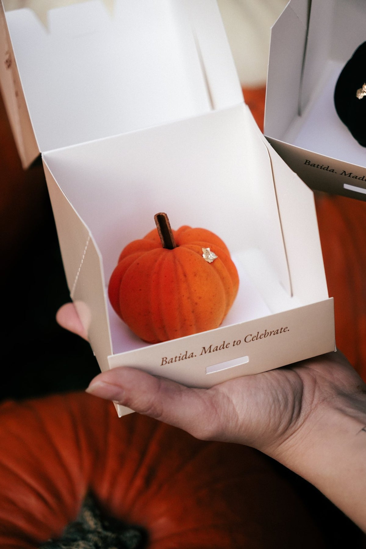 Pomarańczowa dynia Pumpkin Latte w otwartym pudełku Batida