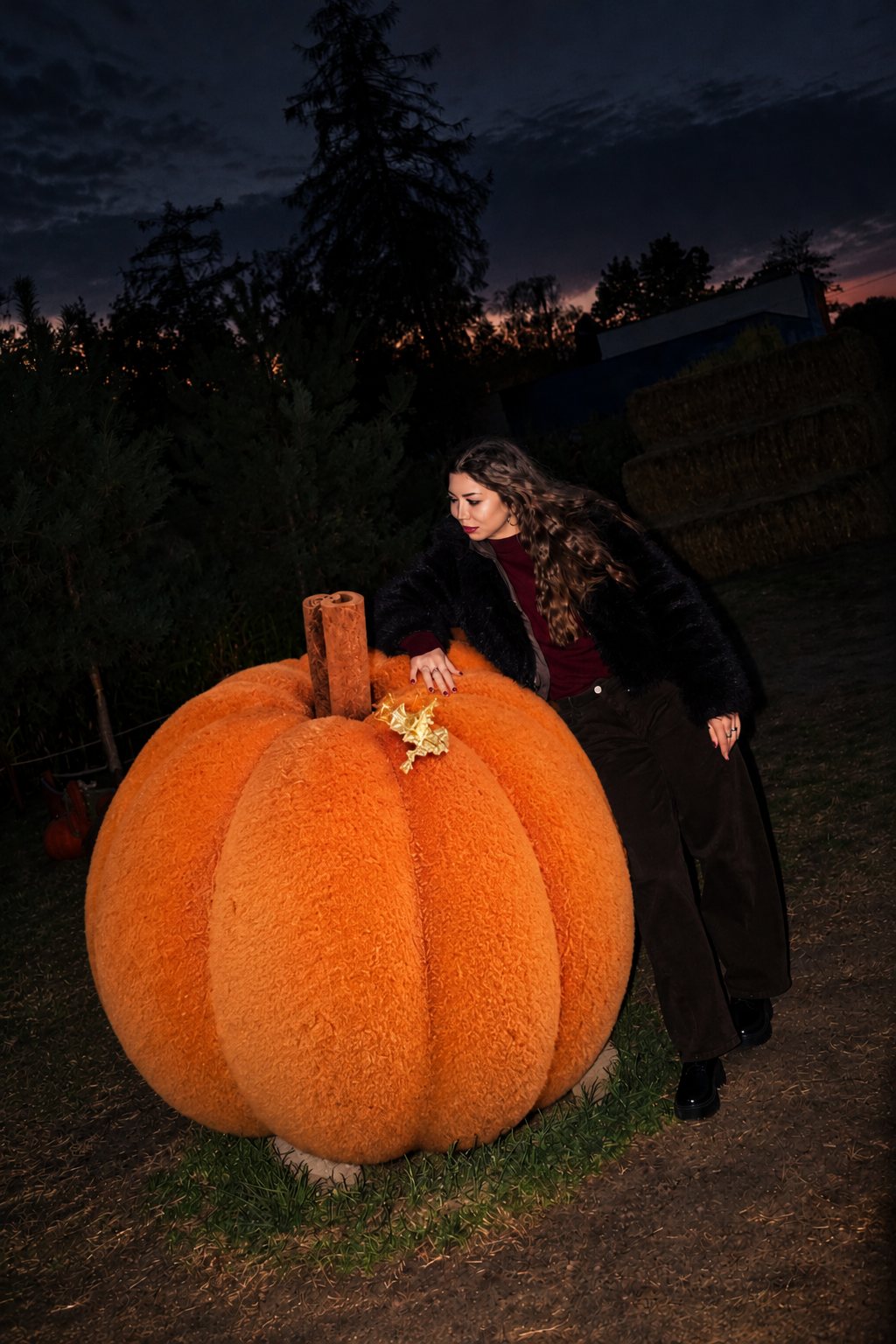 Gigantyczna pomarańczowa monoporcja Pumpkin Latte nocą