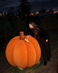 Gigantyczna pomarańczowa monoporcja Pumpkin Latte nocą