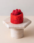Törtchen Red Velvet von Batida - lockerer roter Biskuit mit Creme aus Mascarpone und Quark, mit frischen Himbeeren