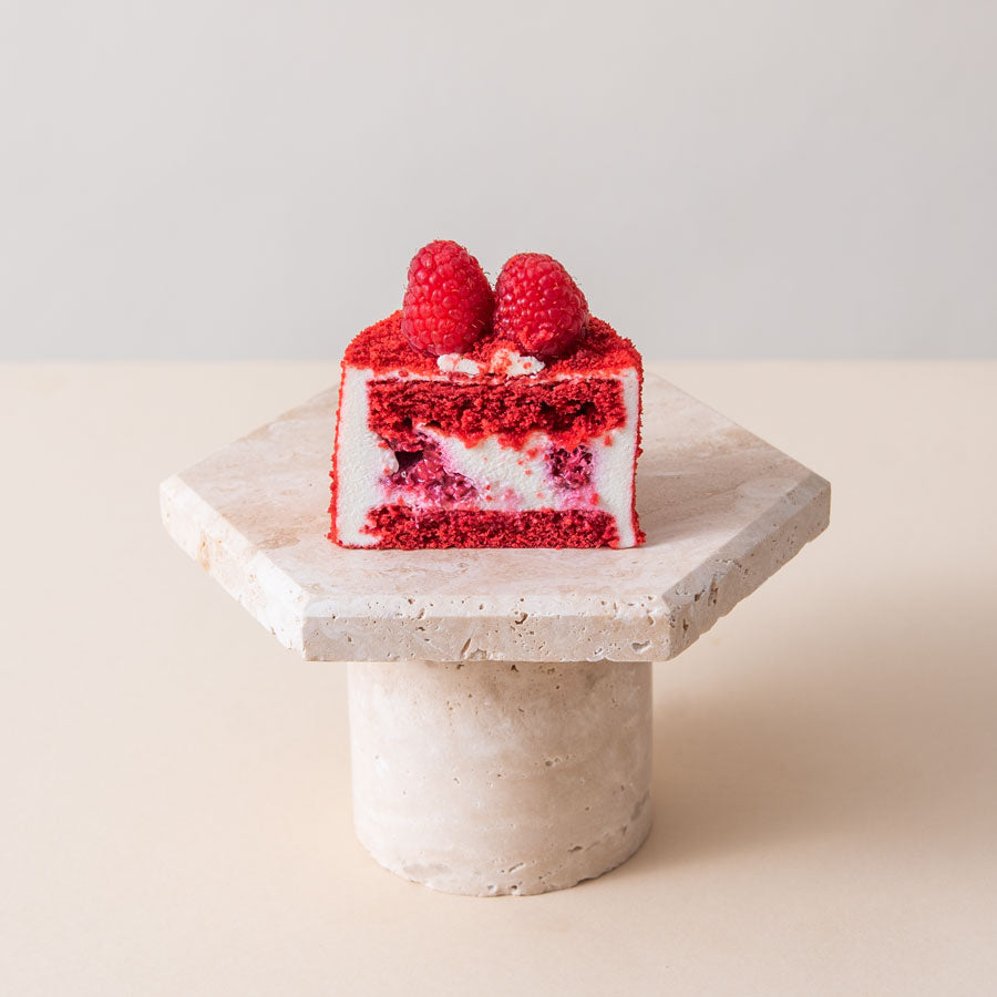 Deser Red Velvet od Batida z bliska – aksamitny krem i świeże maliny na wierzchu