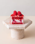 Dessert Red Velvet von Batida aus der Nähe - samtige Creme und frische Himbeeren obenauf