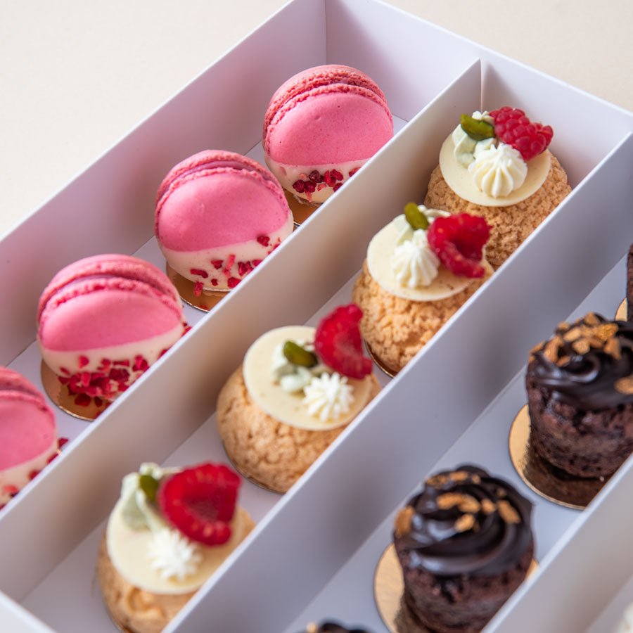 Elegancki zestaw mini deserów od Batida – tartaletka z truskawką, makaronik malinowy i czekoladowe moelleux