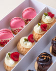 Elegancki zestaw mini deserów od Batida – tartaletka z truskawką, makaronik malinowy i czekoladowe moelleux