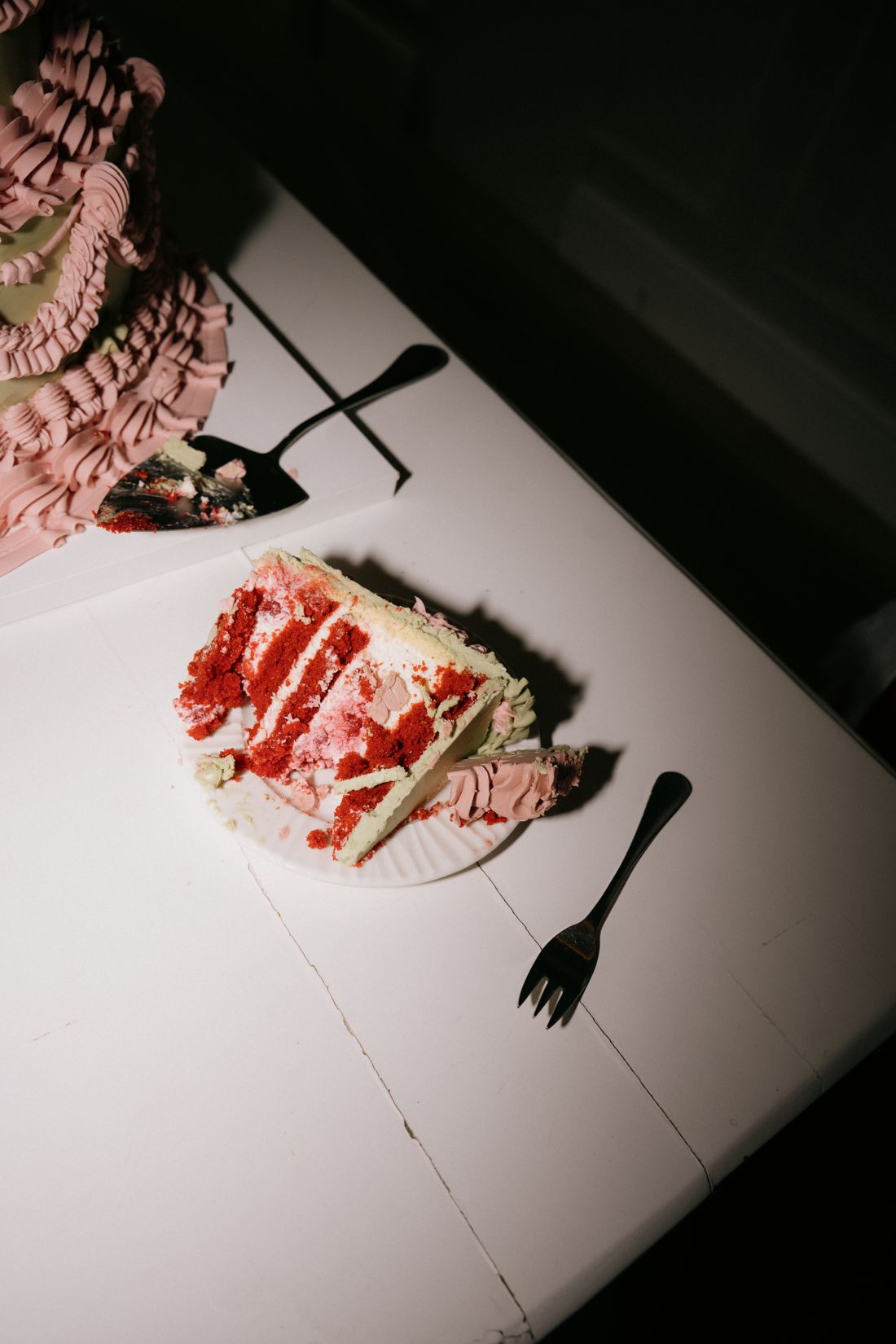 Kawałek tortu Red Velvet na talerzyku