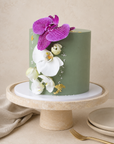 Orchideen-Torte von Batida - elegante Torte in gedecktem Grün mit goldenen Akzenten