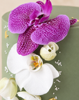 Orchideen-Torte von Batida - elegante Torte in gedecktem Grün mit goldenen Akzenten