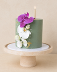 Orchideen-Torte von Batida - elegante Torte in gedecktem Grün mit goldenen Akzenten