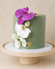 Orchideen-Torte von Batida - elegante Torte in gedecktem Grün mit goldenen Akzenten