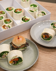 Ensemble de mini burgers de bœuf de Batida - burgers à la gorgonzola et au bacon sur la table, traiteur