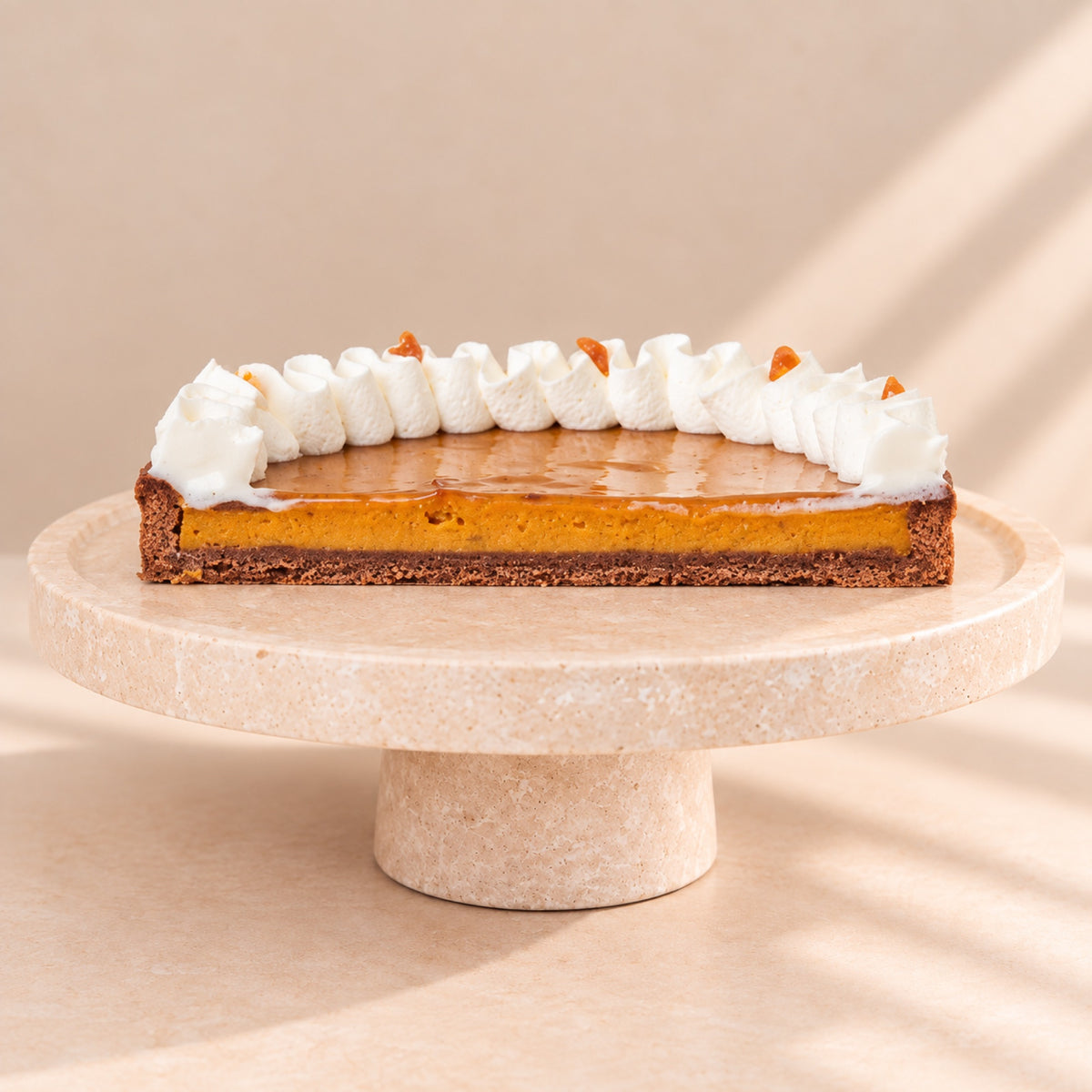 Tarta dyniowa w przekroju - dyniowe nadzienie na czekoladowym spodzie