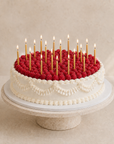 Gâteau Vintage de Batida - gâteau aux framboises avec décor de crème style vintage