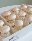 Mini pavlova zestaw od Batida – chrupiące bezy z feuilletine i wiórkami kokosowymi, ujęcie z bliska