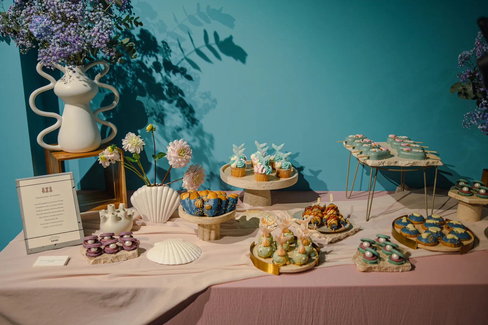 Candy bar Batida в морському стилі на бірюзовому тлі, з мушлями та керамічними таріллями